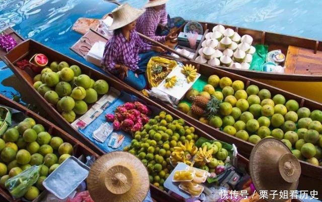 中国游客去泰国旅游，购买水果时看到中文标语，既羞愧又气愤