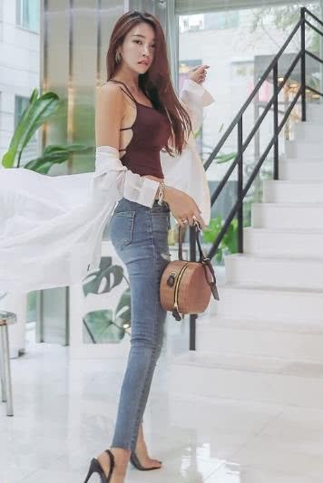 轻熟小姐姐紧身露背装，紧身裤包不住饱满臀线，性感又俏皮