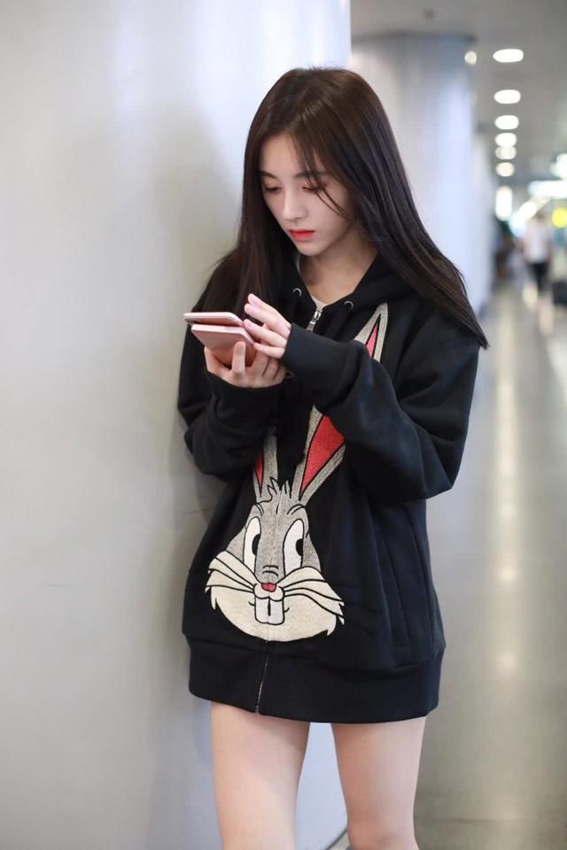 鞠婧祎又玩下衣失踪了，卫衣当连衣裙穿，网友：敢伸个懒腰看看吗