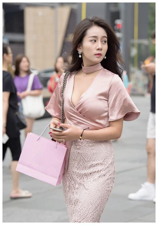 街拍：图五穿破洞牛仔裤，秀出“小蛮腰”，真是优雅又时尚！