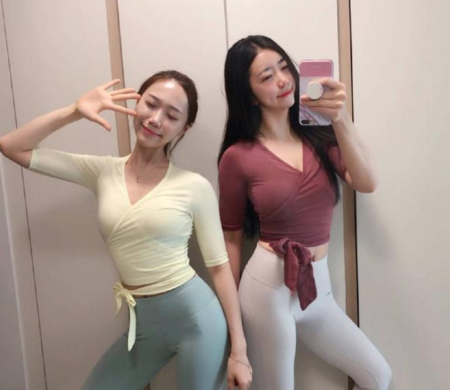 紧身打底裤：身材超棒的美女，散发独特的女性韵味，魅力十足！