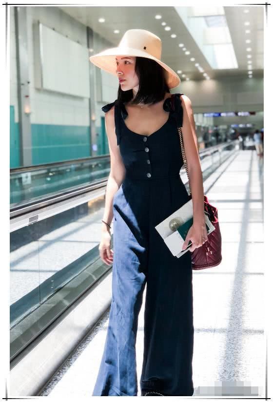 许玮甯真敢穿，深V直接开到胃，难怪身旁的成龙都笑开了花！