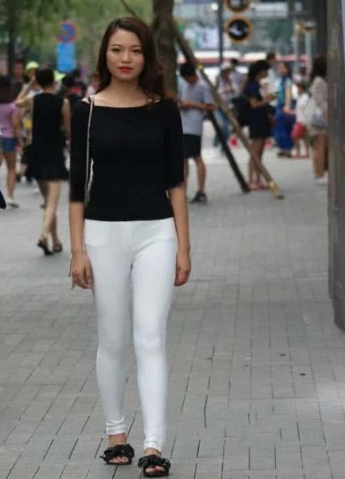 高颜值熟女黑白搭配时尚出街，塑身服装大秀事业线，前凸后翘的身