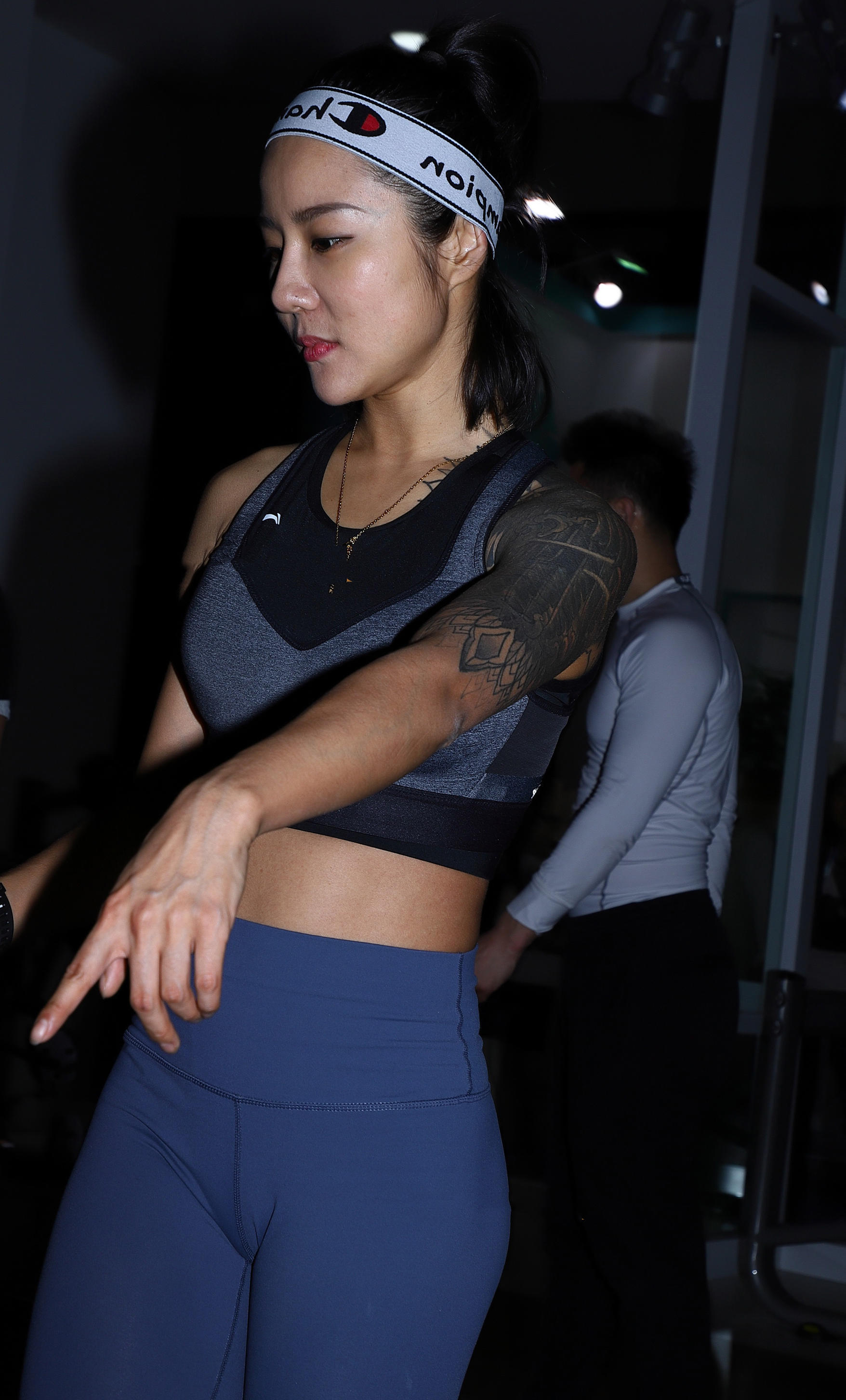 气质小姐姐紧身裤勾勒出丰腴翘臀，轻咬嘴唇，多了几分俏皮的味道