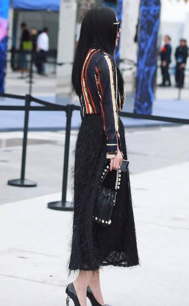 街拍：白皙如玉的小姐姐，贵妇气质彰显小女人魅力!