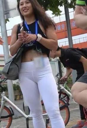 敢穿白色打底裤的小姐姐，真是需要很大的自信！