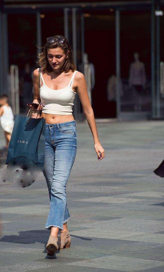 妹子美不美就看臀和腿，紧身裤帮你秀出完美身材