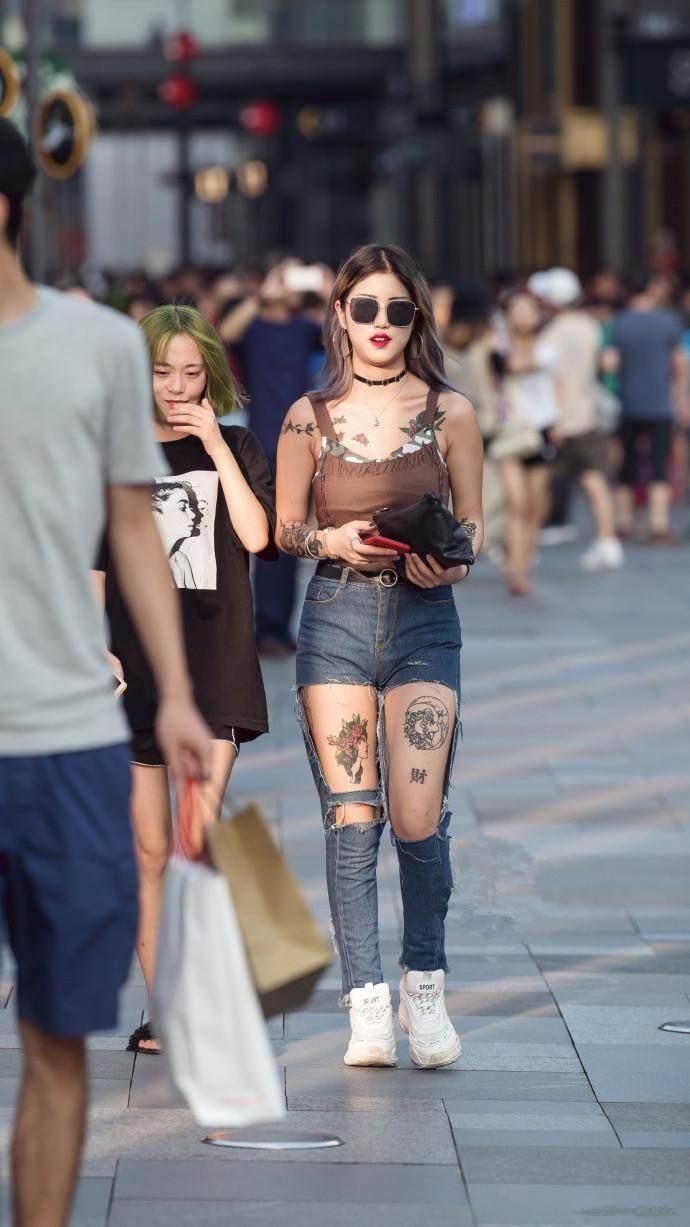 无袖背心搭配上一条高开叉连衣裙,身材好不好一看便知!