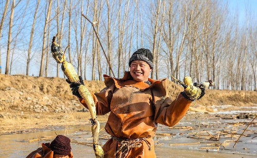  「水中」北方寒冬，挖藕的农民在零下十度的水里辛苦，令人敬佩