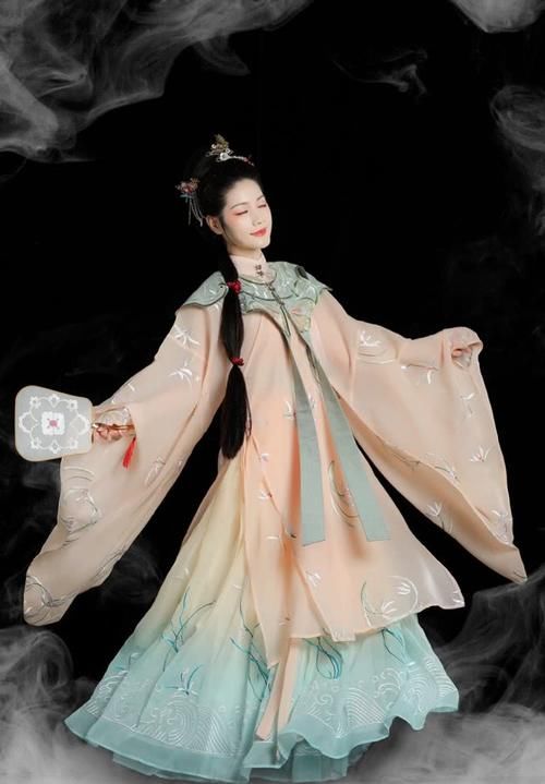  『整套衣服』全网最火“下半身”配色惊艳的汉服，普通服装都不敢这样配