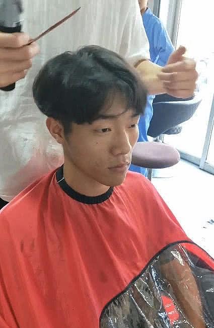 男子去理发店，说剪个超级时髦的发型，可是发型剪好后都笑了