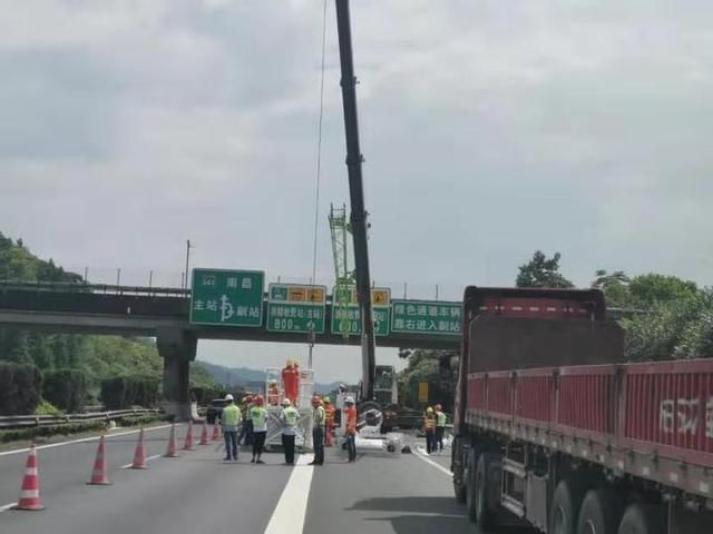 G60沪昆高速公路衢州段完成首个自由流ETC系统门架安装