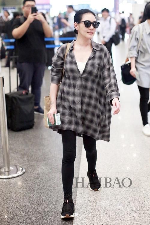 37岁朱丹现身机场认不出，身形发福素颜憔悴，相比下吴昕顺眼多了