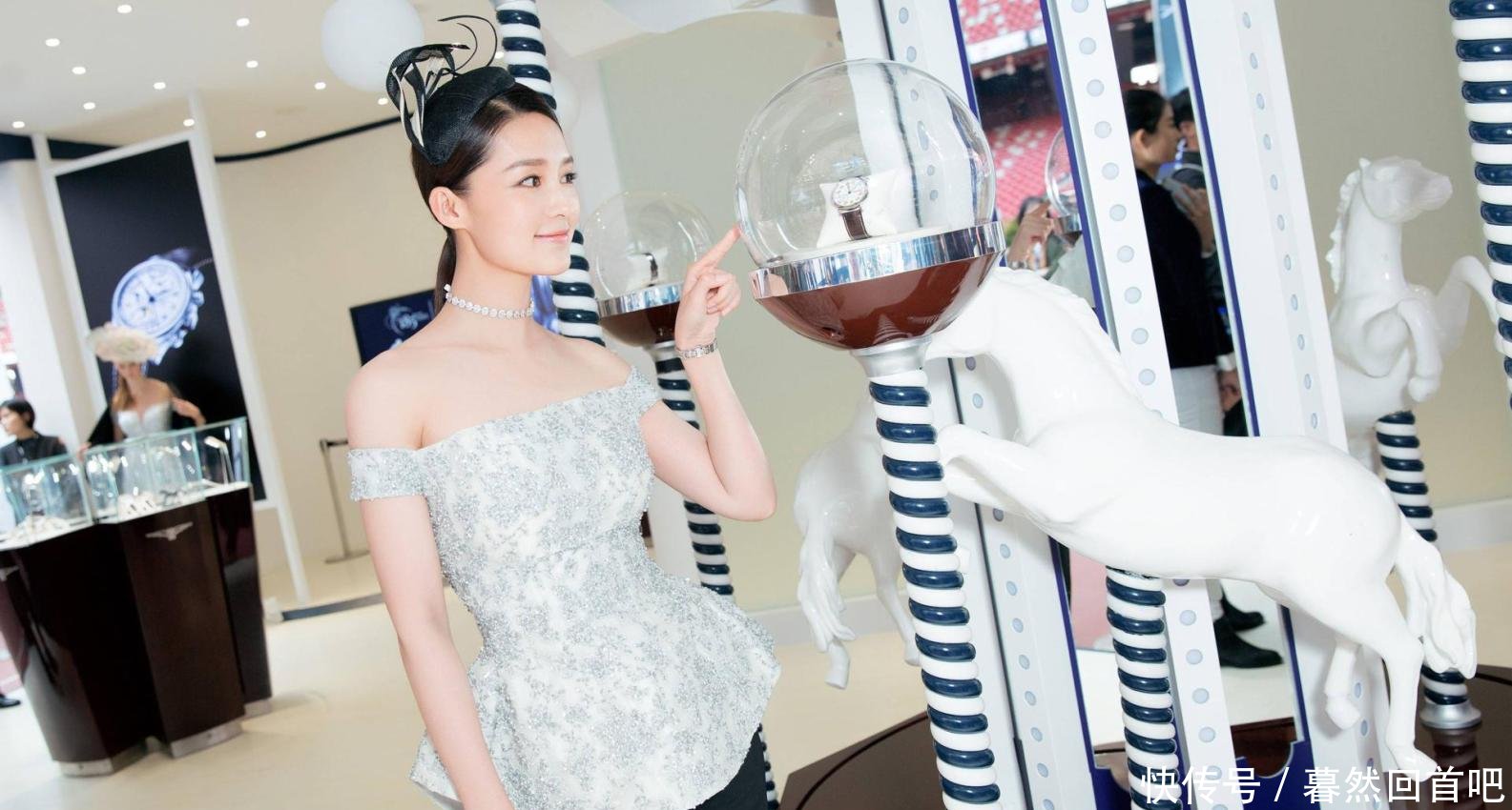 李沁真敢穿, 鞋跟细成“一根针”只用一条带子固定, 太惊艳了