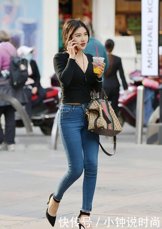 漂流时尚小姐姐穿牛仔裤逛街，不知道吸引了多少路人!