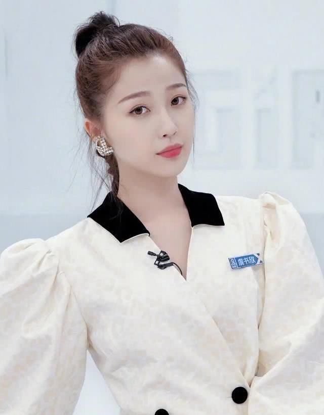  #合适#丸子头非常少人扎了，2020时兴这3种“头型”，头发稀少也合适！