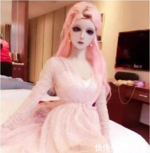 她是网红“真人芭比”吃饭需要抬头原因是这个, 网友: 看完我“呆