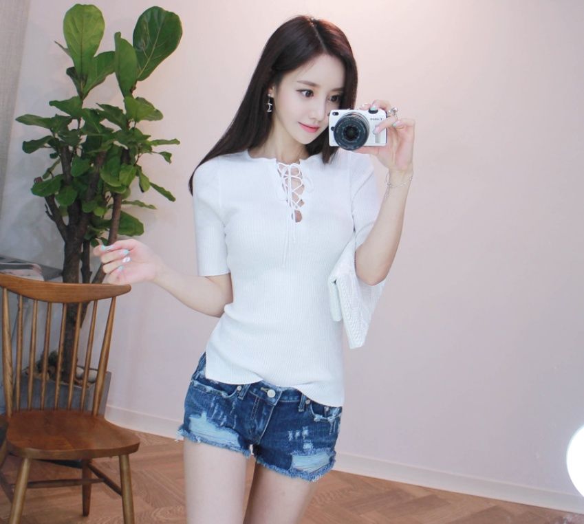 优雅挺拔的热裤美女，穿出女神的姿态，展现甜美干练的优雅!