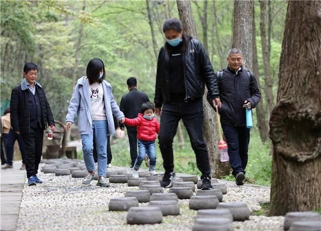  『武陵源』张家界：景区门票“买一送一”提振旅游市场人气，清明游客量有所增长