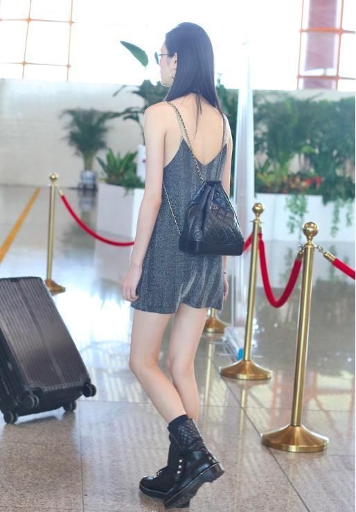 奚梦瑶机场秀比维密秀还穿得少，上半身在夏天，下半身在冬天