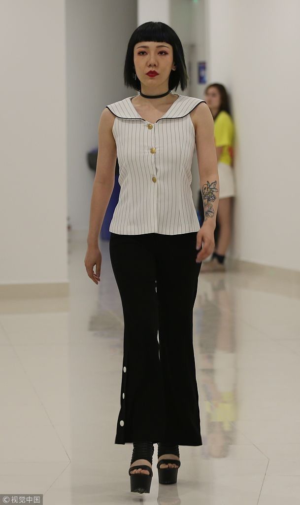 吴莫愁顶“埃及艳后”发型出场摆高冷扑克脸  获工作人员搭手护主