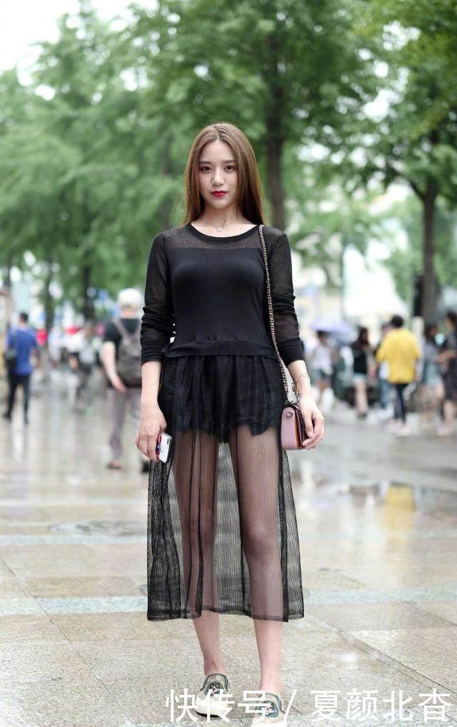  美女■街拍：美女搭配一件毛边热裤，头戴黑色渔夫帽，既遮阳防晒又时尚