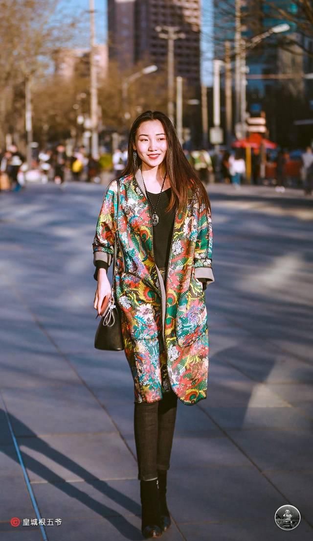  [美女]时尚街拍：普普通通的穿衣搭配方法，时尚潮流美女一直可以一般的衣服裤子搭出不同寻常