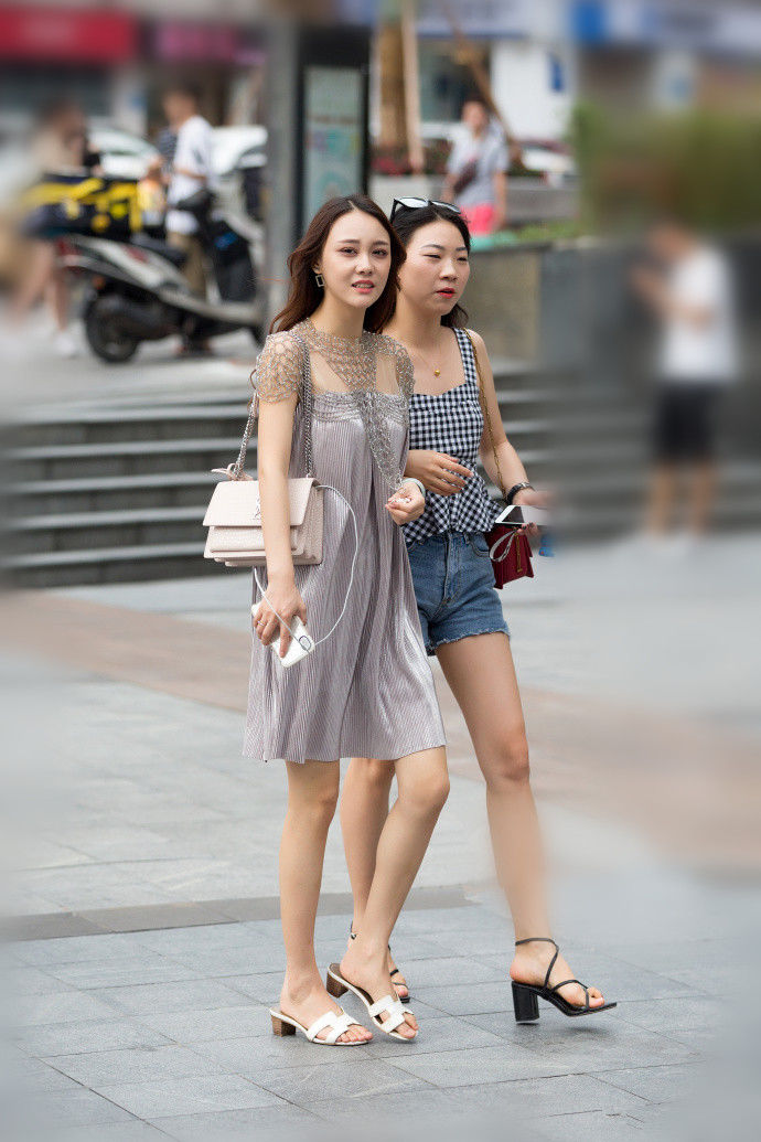 重庆街拍，作为女生，就是要展现出自己优雅的曲线!