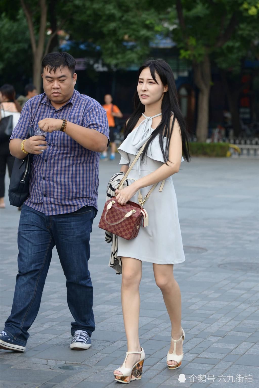  「技巧」坡跟鞋如何搭配出高级感？时尚姑娘的搭配技巧，你值得学习