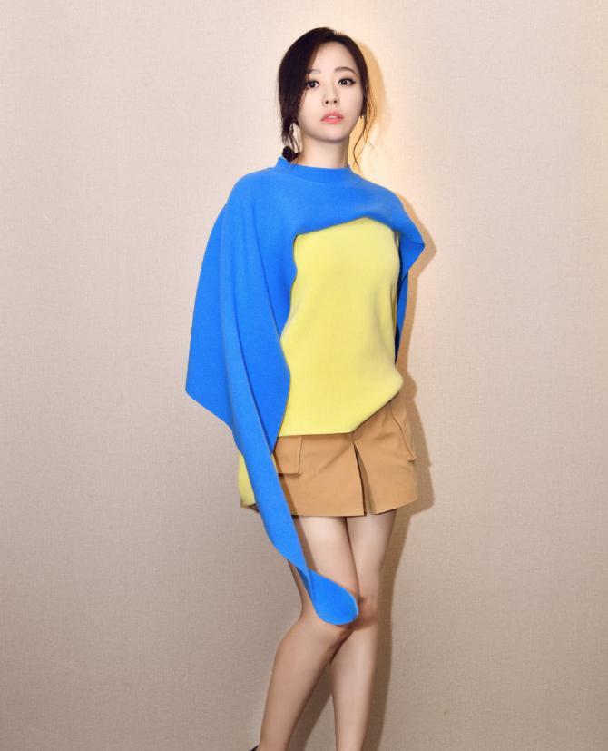 张靓颖好猛！短裤烂成“三角裤”也还敢穿，网友：为了出名拼了！