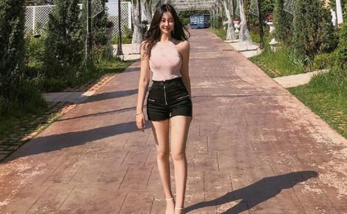 天生丽质的热裤美女，展现女神曼妙身材，很有吸引力！