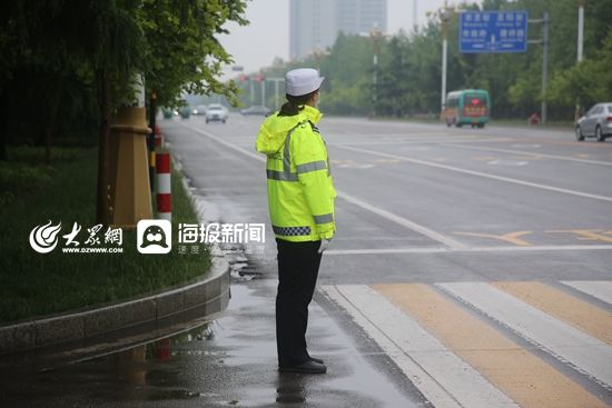 荧光@寿光交警:那一抹荧光绿 扮靓风雨中的吹哨人