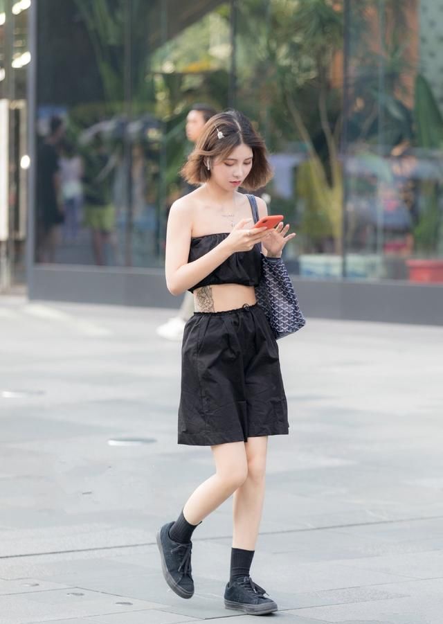  「面料」没有对比就没有伤害，一字肩和抹胸上衣的优缺点太明显，不要踩雷