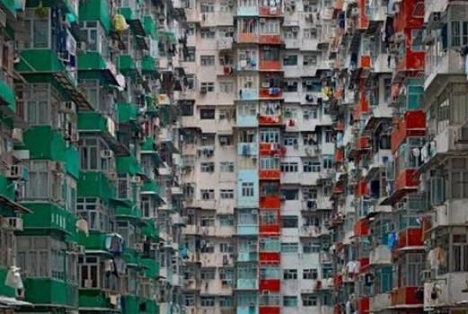 香港人宁愿住“棺材房”，为何不愿买内地房子？原因令人唏嘘不已