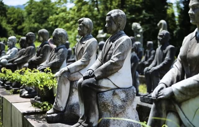 日本土豪花60亿日元打造公园，里面全是亲友雕像，游客：瘆得慌！