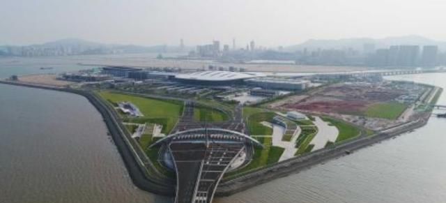  「港澳地区」港珠澳大桥上车辆为何寥寥无几？车主：给我钱我也