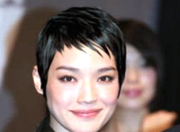  #气质#“一剪短发就变丑”的女星，毁颜值不说，仔细看气质都差了一大截