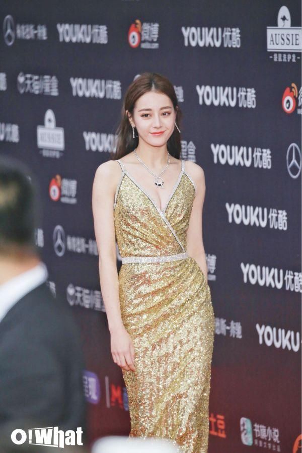 迪丽热巴五官是硬伤，却看起来美艳惊人 为什么