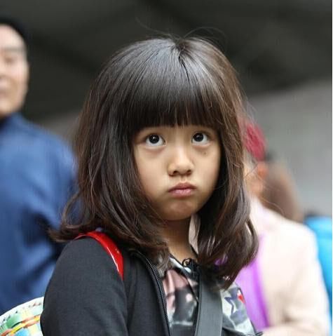 黄磊女儿多多穿露肩包臀裙，打扮成熟比妈妈还老，简直没眼看！