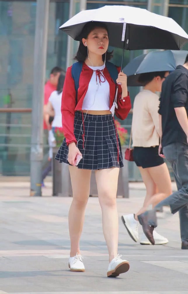 甜美小姐姐修身穿搭尽显丰腴体态，肉肉的美腿给人一种珠圆玉润的