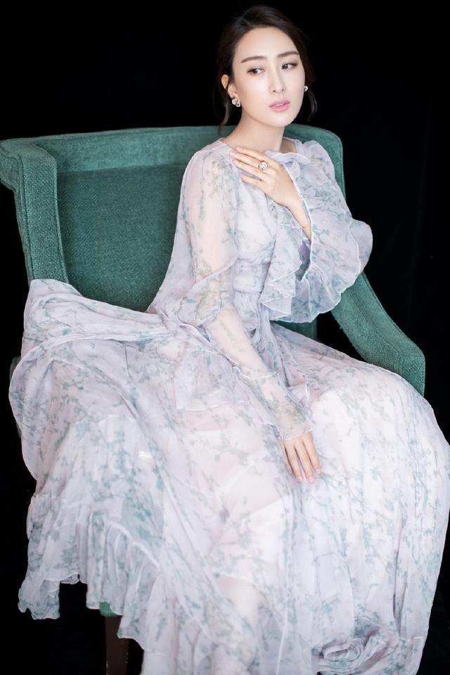 马苏身穿一袭蓝色镂空长裙端庄优雅，女神范儿十足，网友：美炸了