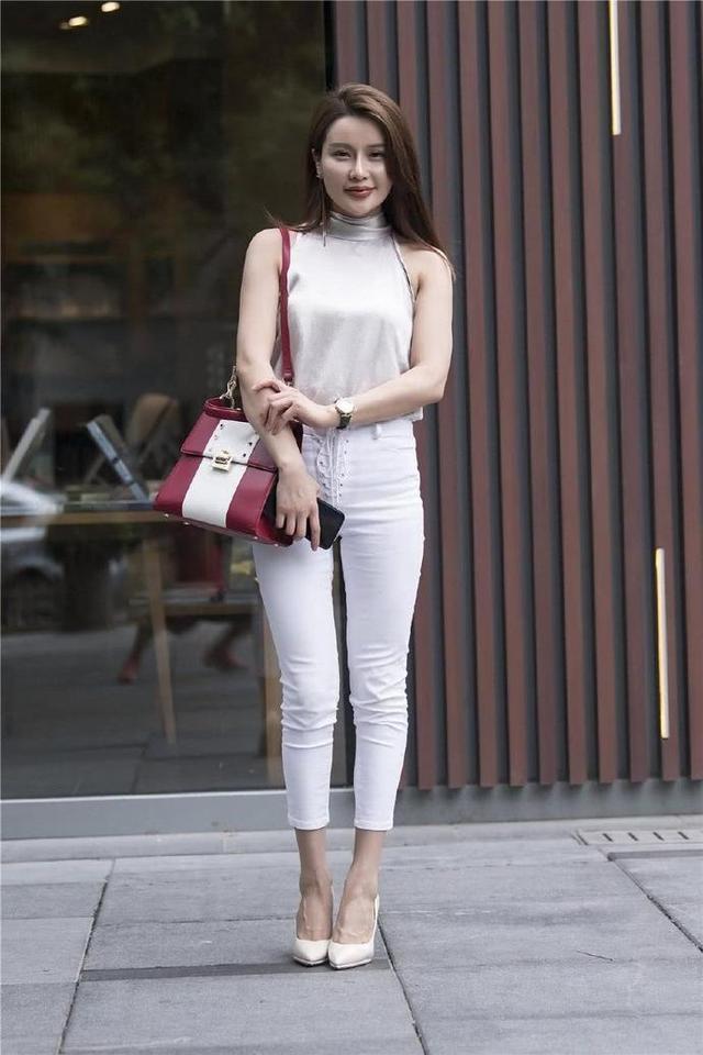 路人街拍，小姐姐气质优雅，白皙的皮肤很是动人