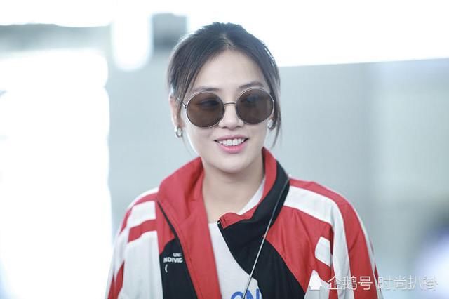 马思纯现机场未P照曝光，头发紧贴头皮，这是没洗头就出门了吗？