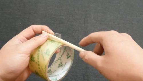  『家里』赶紧在筷子上粘透明胶带，后悔现在才知道，解决了家里的大烦恼