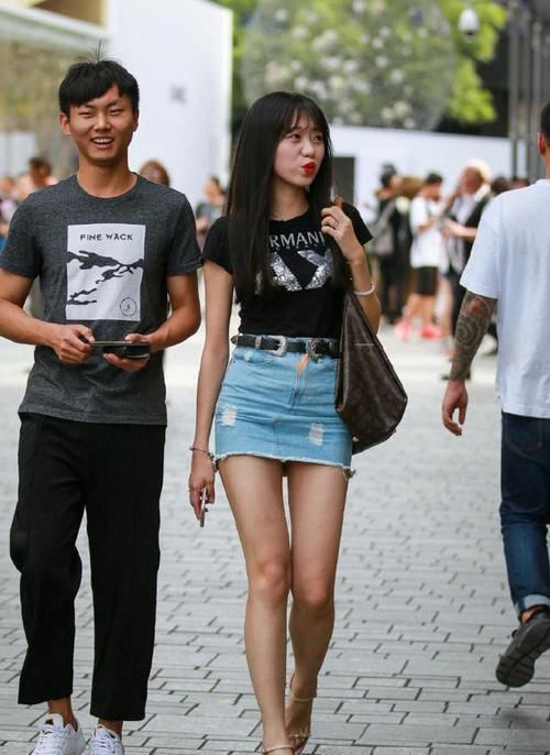  [个性]优雅个性又减龄，穿牛仔短裙让你美出自信，靓丽出行