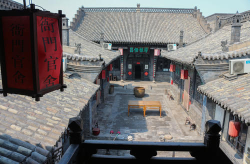 县衙隔壁的四合院，曾供衙役值班休息，如今是一座古色古香的客栈