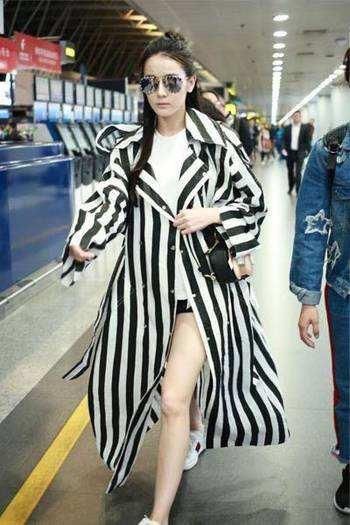 唐嫣VS迪丽热巴，连衣裙美 还是短裤好看？