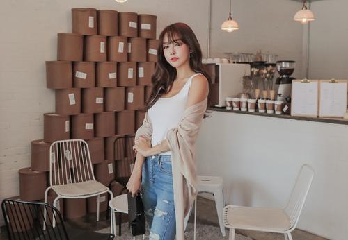 路人街拍，小姐姐穿民国风服饰灵气逼人，发色抢眼，模样清秀！