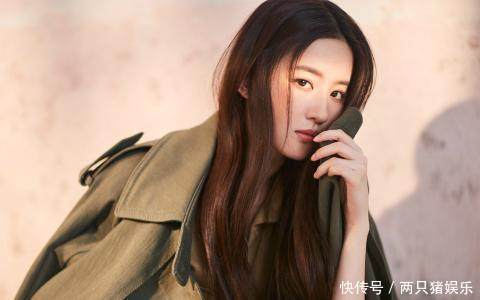 杨幂为刘亦菲撑伞旧照被曝光,关于这件事你怎