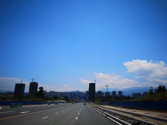 告别重庆,进入贵州,小情侣在夜里赶路,却遇到了危险